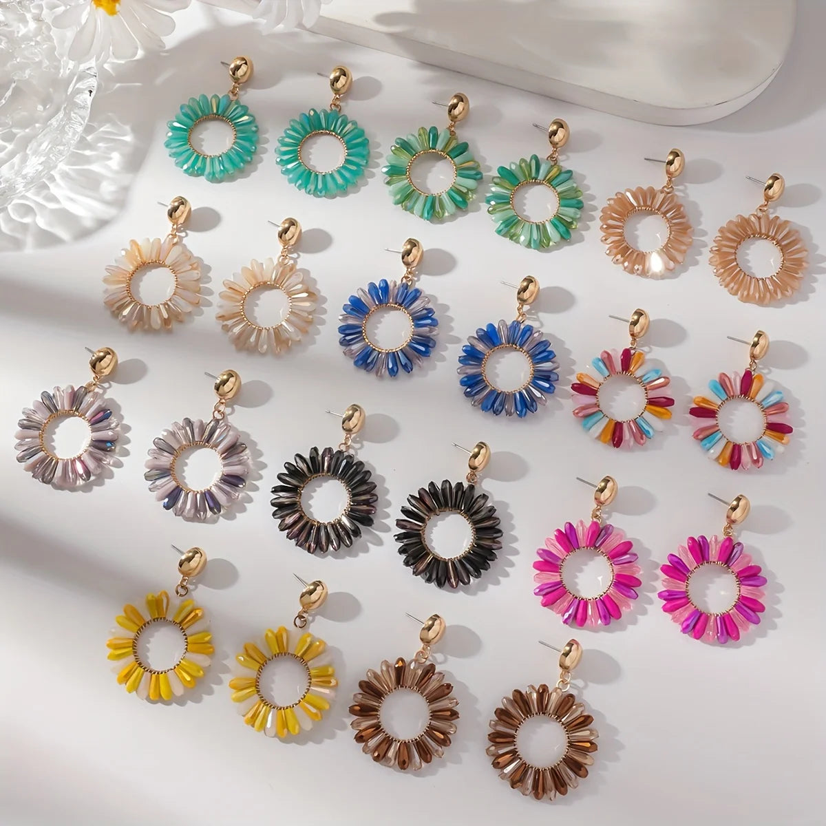 1 par de brincos pendurados boêmios com design de flor oca com strass multicoloridos, com acessórios de festa para roupas diárias