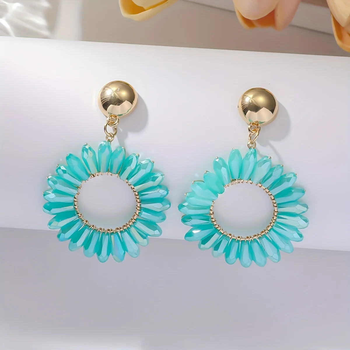 1 par de brincos pendurados boêmios com design de flor oca com strass multicoloridos, com acessórios de festa para roupas diárias