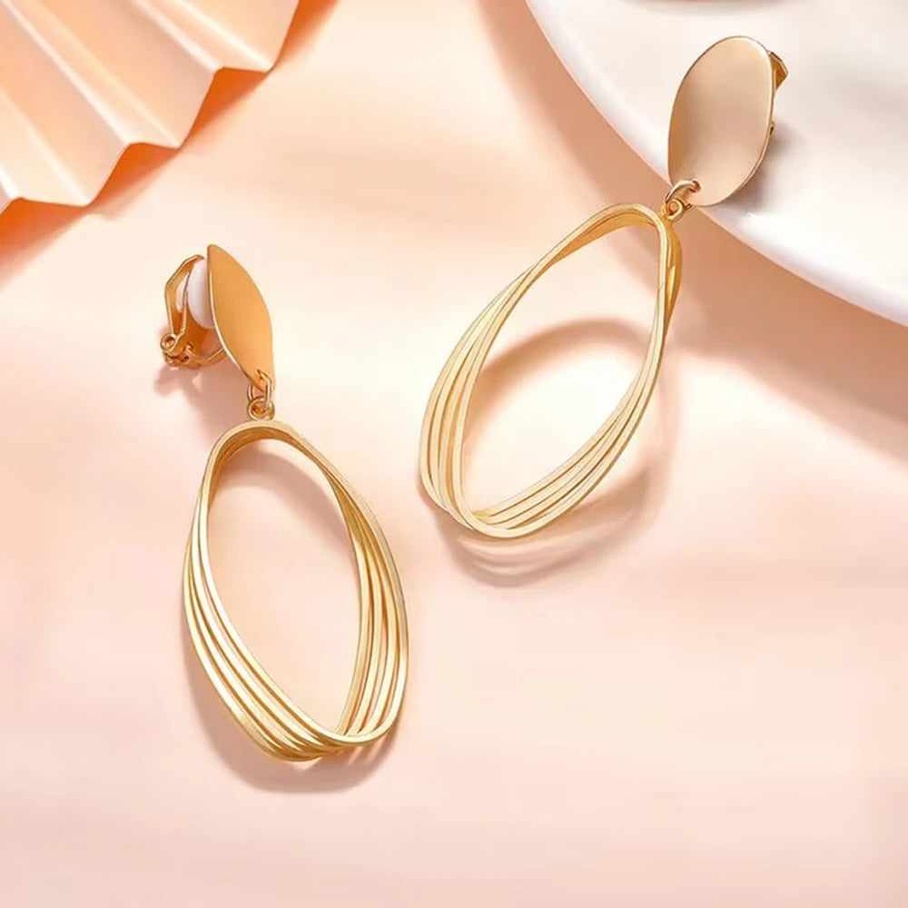 Nova Geometria Retro Cor de Ouro Metálico Múltipla oval Pingente Brincos clipe Jóias Moda Festa de Casamento Brincos Para A Mulher, Brincos geométricos dourados para eventos
Brincos de clipe modernos e elegantes
Joias de festa com design geométrico
Acessórios dourados para casamentos
Brincos de cobre leves e sofisticados
Brincos de clipe confortáveis para festas
Brincos geométricos contemporâneos
Brincos dourados com design oval múltiplo
Joias versáteis para looks casuais e formais
Brincos de clipe para mul