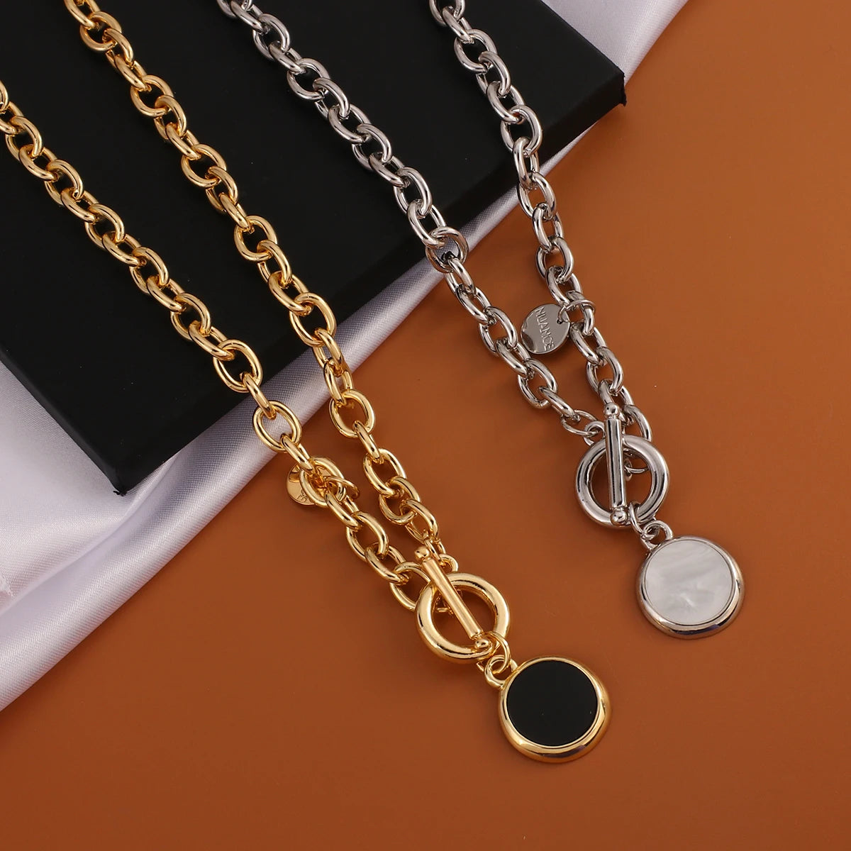 Aensoa ouro prata cor acrílico redondo pingente colares para mulher grosso corrente toggle fecho punk colar jóias femininas
Colar zircônia Feminino,
Colar Ajustável,
Joias,
Colar Ajustável corrente zircônia,
Colar Regulável de zircônia,
Colar 18k,
Banhado a Ouro,
Revestido a Ouro,
Colar prateado,
Colar de Prata,
Comprar todo dia,
Loja comprar todo dia,
Colar comprar todo dia,
Aço inoxidável,
brilhante,
Dourado,
Prata,
Colar Duplo,
Colar cristal,
Colar de Ouro,
Colar de Prata,
Colar com Zircônia Cúbica