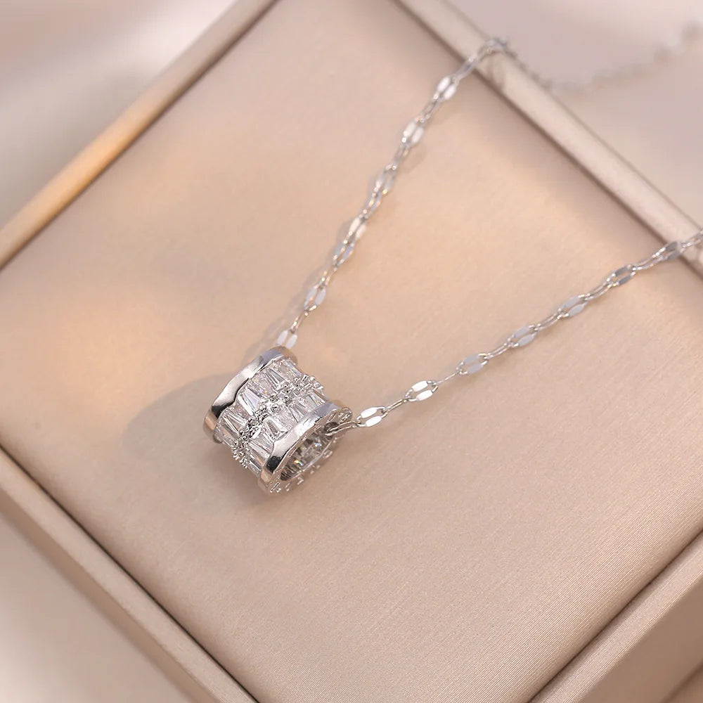 Colar de dupla camada em aço inoxidável para mulheres, pingente de cristal, corrente de clavícula, joia festa, moda
Colar zircônia Feminino,
Colar Ajustável,
Joias,
Colar Ajustável corrente zircônia,
Colar Regulável de zircônia,
Colar 18k,
Banhado a Ouro,
Revestido a Ouro,
Colar prateado, 
Colar de Prata,
Comprar todo dia, 
Loja comprar todo dia,
Colar comprar todo dia,
Aço inoxidável,
brilhante,
Dourado,
Prata,
Colar Duplo,
Colar cristal,
Colar de Ouro,
Colar de Prata,
Colar com Zircônia Cúbica
Colar Flor
