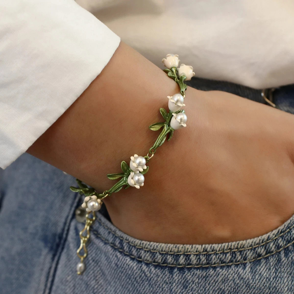 AENSOA-Colar folha floral branca para mulheres, gargantilha de liga na moda, esmalte Lily Valley, cor dourada, personalidade, alta qualidade,Colar floral dourado feminino,
Colar inspirado no lírio-do-vale,
Acessório floral vintage dourado,
Colar feminino para presentes especiais,
Colar com detalhes de flores douradas,
Acessório delicado inspirado na natureza,
Colar dourado para ocasiões elegantes,
Joias femininas com pingente floral,
Colar feminino casual e sofisticado,
Colar vintage com pingente delicado,
