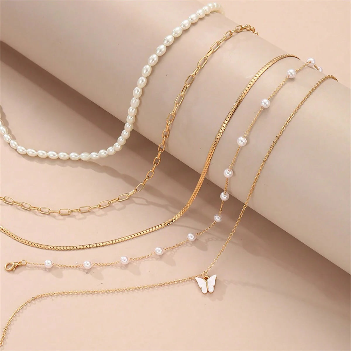 Conjunto simples de colar de pingentes de pérolas e borboletas, design high-end, adequado para uso diário e pendulares, 5 peças por conjunto, Colares femininos elegantes,
Conjunto de joias com borboletas,
Colar de pérolas clássico,
Joias femininas delicadas,
Colares com pingentes para presente,
Conjunto de colares dourados,
