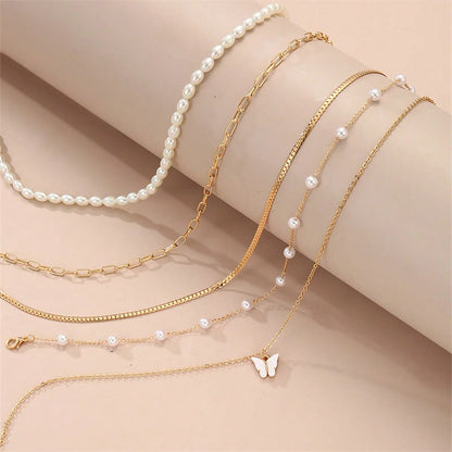 Conjunto simples de colar de pingentes de pérolas e borboletas, design high-end, adequado para uso diário e pendulares, 5 peças por conjunto, Colares femininos elegantes,
Conjunto de joias com borboletas,
Colar de pérolas clássico,
Joias femininas delicadas,
Colares com pingentes para presente,
Conjunto de colares dourados,
