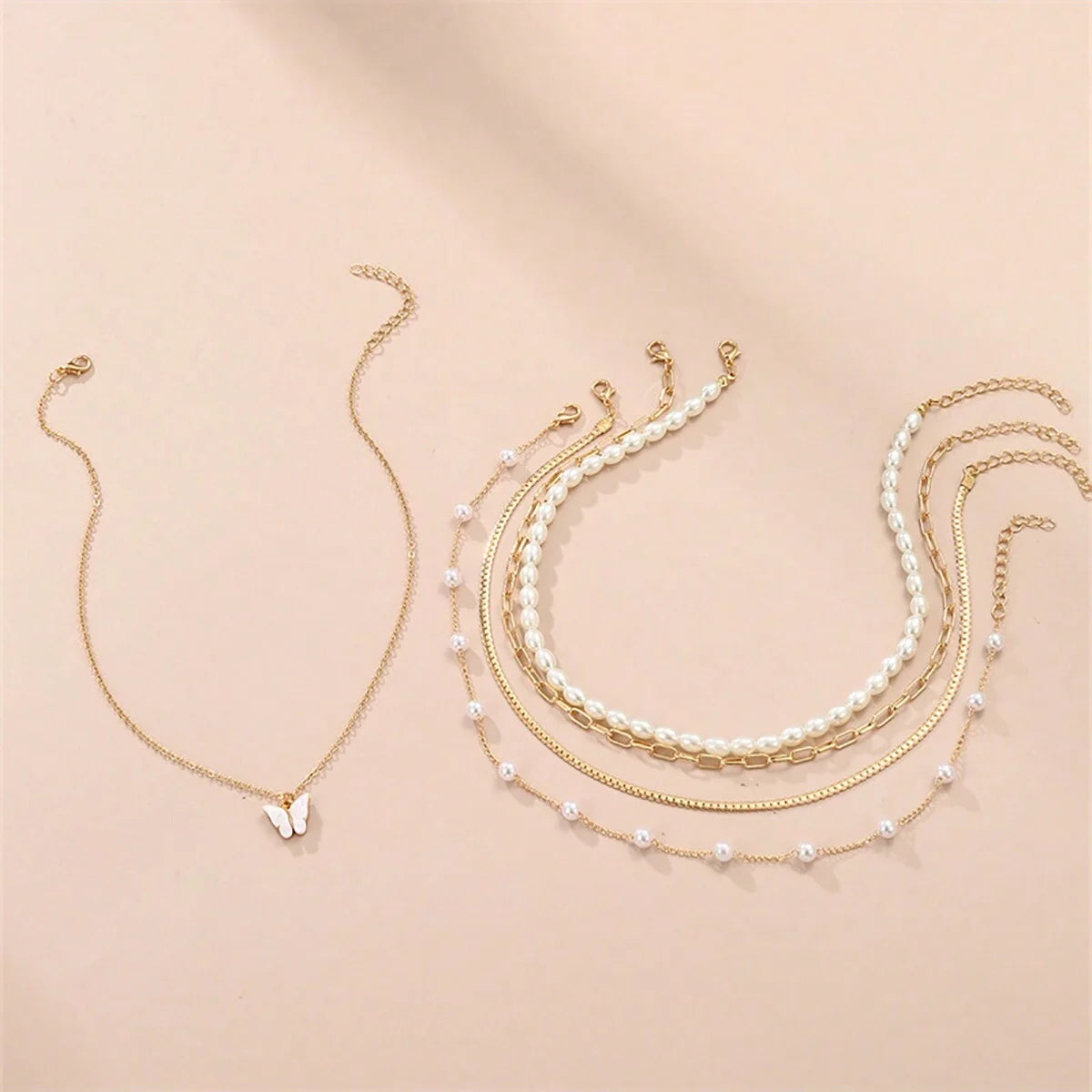 Conjunto simples de colar de pingentes de pérolas e borboletas, design high-end, adequado para uso diário e pendulares, 5 peças por conjunto, Colares femininos elegantes,
Conjunto de joias com borboletas,
Colar de pérolas clássico,
Joias femininas delicadas,
Colares com pingentes para presente,
Conjunto de colares dourados,
