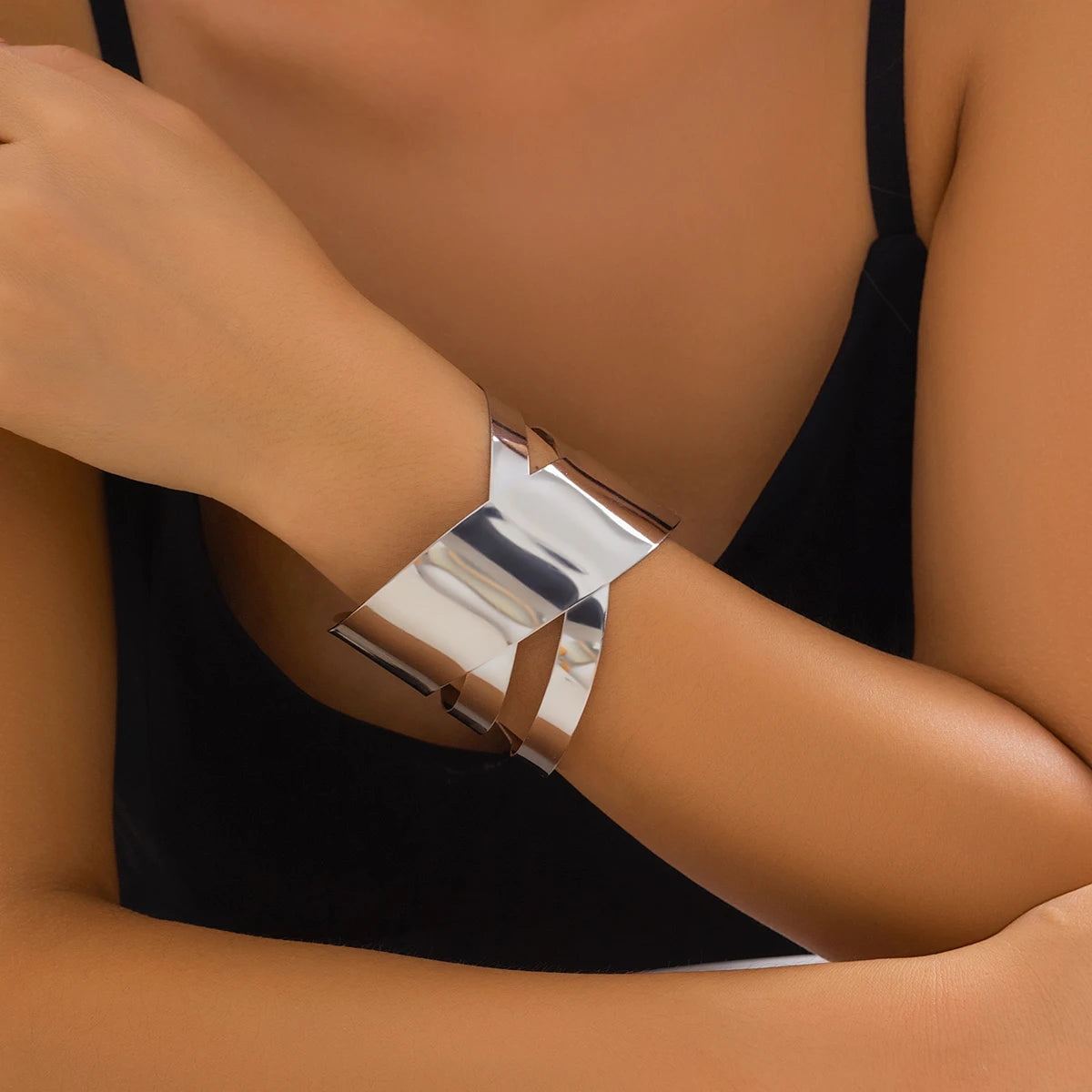 IngeSight.Z-Punk Pulseira Cruz de Metal Liso para Mulheres, Pulseira Aberta Ajustável, Punho Dourado, Pulseira Larga de Mão, Exagerada